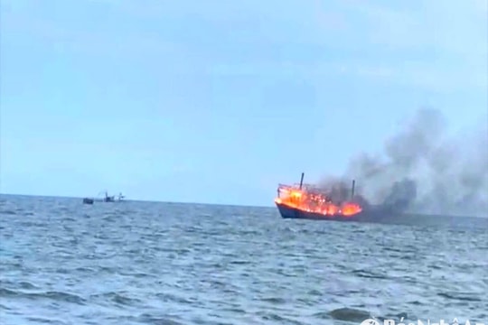 Tàu cá bốc cháy trên đường ra khơi
