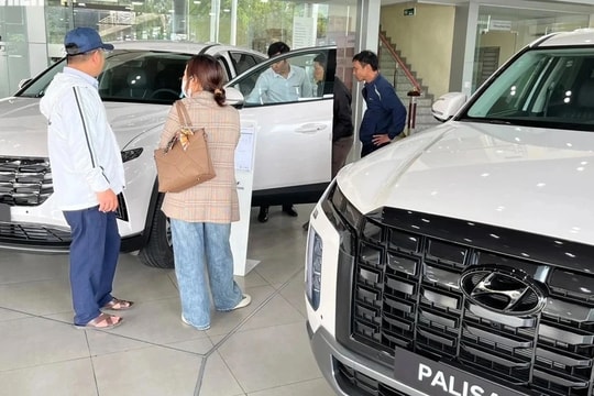 Người Việt mua ô tô: 'Xe anh trang bị gì, xe tôi cũng phải có'