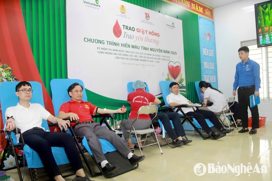 Hàng trăm cán bộ, đoàn viên tham gia ngày hội hiến máu 'Trao giọt hồng - Trao yêu thương'