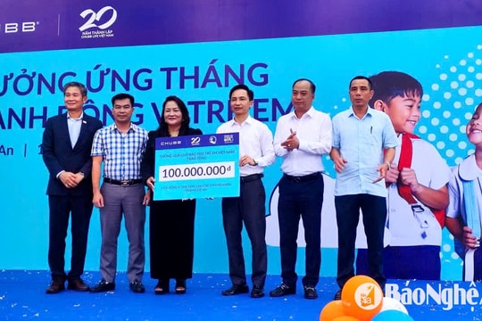 Trao quà cho học sinh có hoàn cảnh khó khăn ở Diễn Châu