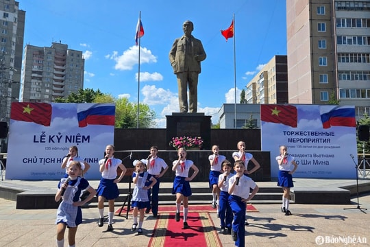 Lãnh đạo tỉnh Nghệ An dự kỷ niệm 135 năm ngày sinh Chủ tịch Hồ Chí Minh tại quê hương Lê-nin