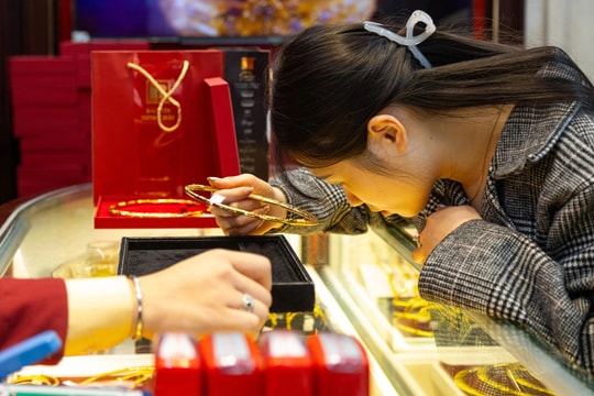 Giá vàng hôm nay 18/5/2025: Giá vàng trong nước và thế giới đảo chiều ngoạn mục, tăng mạnh vượt 3200 USD vào phút cuối đóng cửa