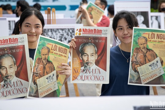 Khi lịch sử chạm tay: Câu chuyện từ Triển lãm 'Rạng rỡ tên Người' của Báo Nhân Dân