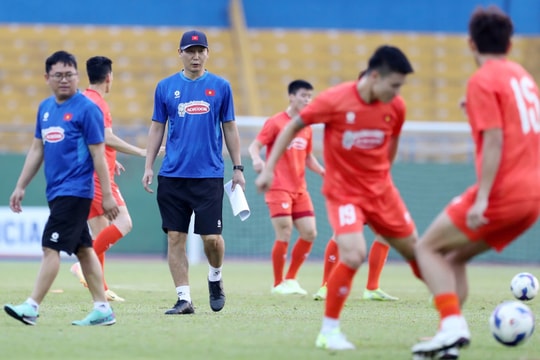 HLV Kim Sang-sik chờ gì từ các tân binh?; Thua Chelsea, MU tạo cột mốc tệ chưa từng có