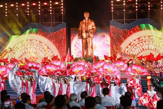 Công ty Điện lực Nghệ An đảm bảo cung ứng điện phục vụ tốt các hoạt động Lễ hội Làng Sen năm 2025