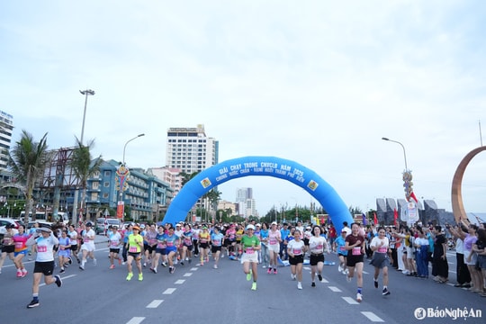 Sôi nổi giải chạy 'Chung bước chân, rạng ngời thành phố biển'