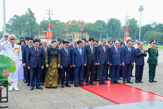 Kỷ niệm 135 năm Ngày sinh Chủ tịch Hồ Chí Minh: Lãnh đạo Đảng, Nhà nước vào Lăng viếng Bác