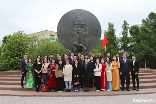 Đoàn công tác tỉnh Nghệ An dâng hoa tưởng niệm Chủ tịch Hồ Chí Minh tại Moskva, Liên bang Nga