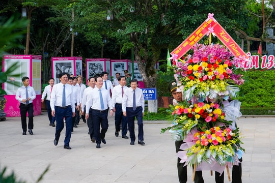 Lãnh đạo tỉnh Nghệ An dâng hoa, dâng hương tưởng niệm Chủ tịch Hồ Chí Minh
