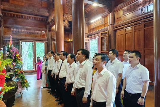 Các cơ quan, đơn vị dâng hoa, dâng hương tưởng niệm Chủ tịch Hồ Chí Minh