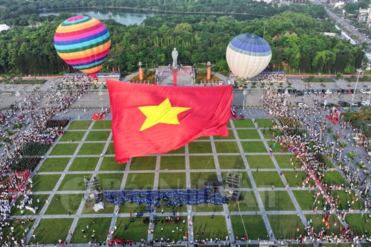 Hoành tráng, xúc động Lễ chào cờ và bay đại kỳ Tổ quốc kỷ niệm 135 năm Ngày sinh Chủ tịch Hồ Chí Minh tại Nghệ An