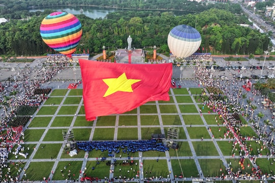 Video: Lễ chào cờ và bay đại kỳ Tổ quốc kỷ niệm 135 năm Ngày sinh Chủ tịch Hồ Chí Minh tại Nghệ An