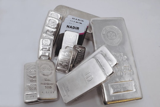 Giá bạc hôm nay 20/5/2025: Giá bạc tăng nhẹ nhưng vẫn trong đà giảm do chốt lời