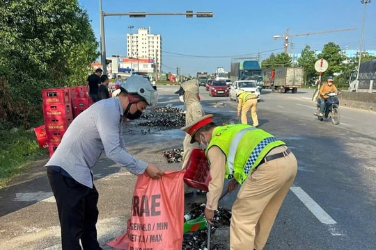 Xe tải bung thùng, hàng trăm két bia đổ ra đường tại huyện Nam Đàn