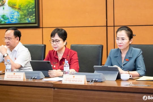 Đại biểu Quốc hội đoàn Nghệ An thảo luận tại tổ về các dự án luật