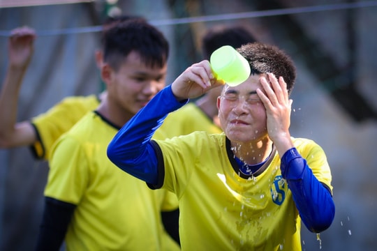 Cận cảnh thầy trò đội trẻ Sông Lam Nghệ An rèn quân giữa nắng đổ lửa