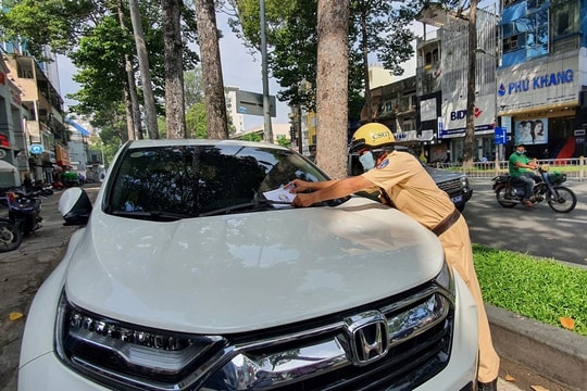 Lỗi dừng, đỗ ô tô ngược chiều bị phạt bao nhiêu tiền theo quy định mới?