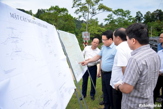 Phó Chủ tịch UBND tỉnh Phùng Thành Vinh kiểm tra dự án tại huyện Con Cuông