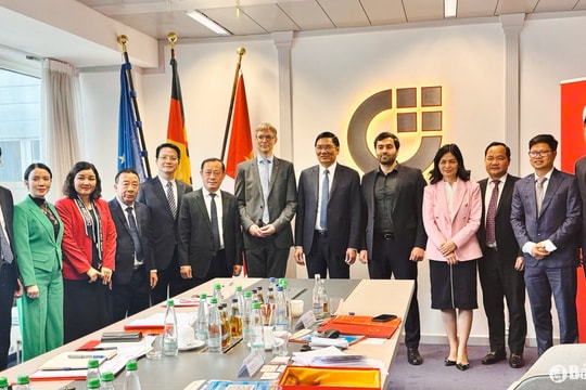 Phó Bí thư Thường trực Tỉnh ủy Nghệ An Hoàng Nghĩa Hiếu làm việc với Hiệp hội Doanh nghiệp vừa và nhỏ Đức tại Berlin