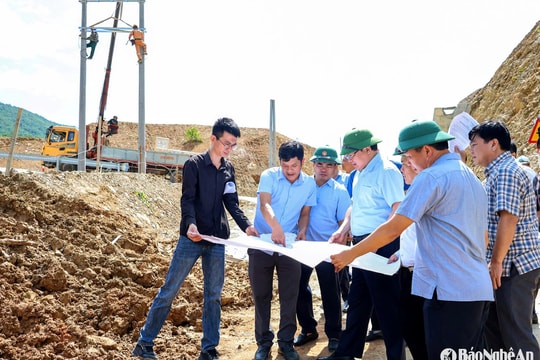 Phó Chủ tịch UBND tỉnh Nghệ An Phùng Thành Vinh kiểm tra các dự án trên địa bàn huyện Kỳ Sơn