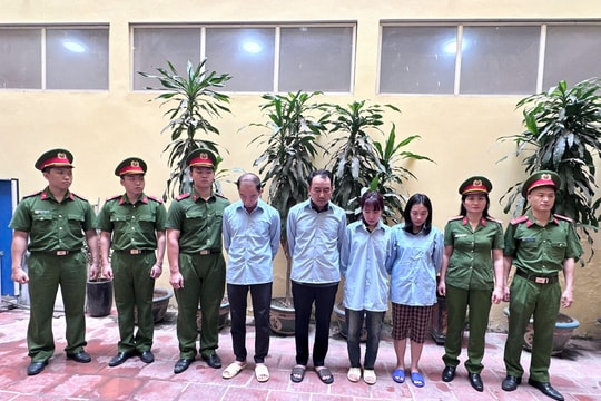 Khởi tố bí thư phường 'vòi tiền' chủ bãi xe trái phép