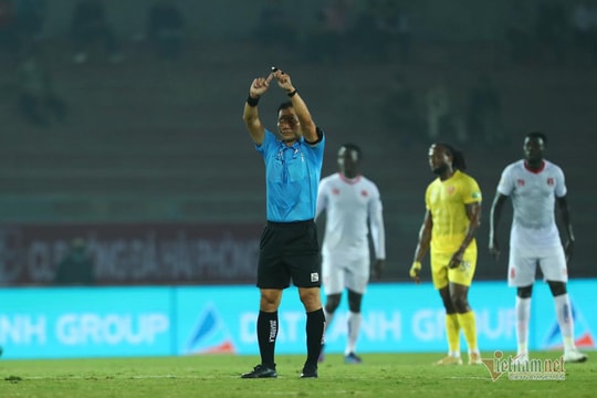 VFF từ chối thẳng thừng đề nghị của bầu Đức; MU rao bán cả đội hình