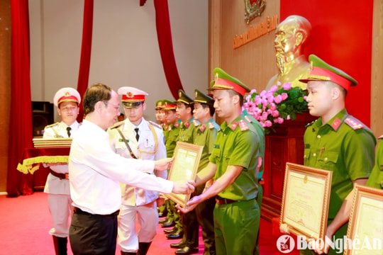 Công an Nghệ An khen thưởng các tập thể, cá nhân có thành tích xuất sắc