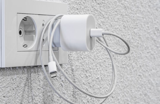 Cắm sạc điện thoại khi không sử dụng có tiêu thụ điện không?