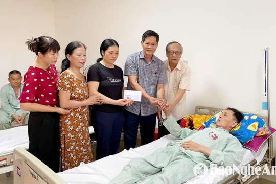 Trao tiền hỗ trợ gia đình có hai vợ chồng và con nhỏ bị ung thư