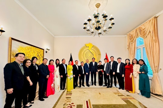 Đoàn công tác tỉnh Nghệ An thăm, làm việc với Đại sứ quán Việt Nam tại CHLB Đức