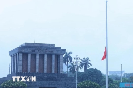 Lễ treo cờ rủ Quốc tang nguyên Chủ tịch nước Trần Đức Lương tại Ba Đình