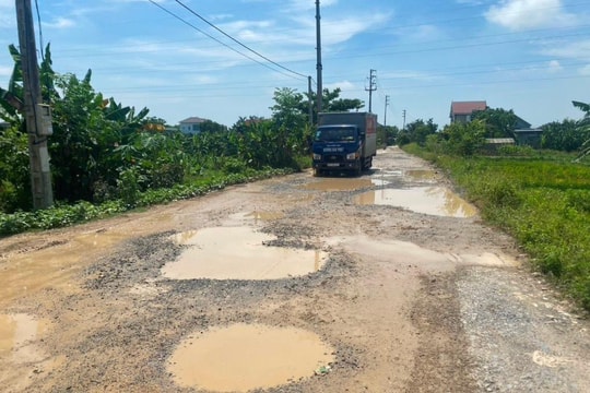 Nhiều tuyến đường xuống cấp lầy lội sau mưa lớn ở Nghệ An