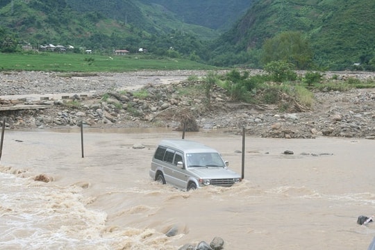 Khuyến cáo di chuyển an toàn mùa mưa bão, đường trơn trượt