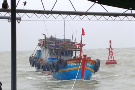 Bộ đội Biên phòng Nghệ An kịp thời cứu hộ tàu cá gặp nạn trên biển