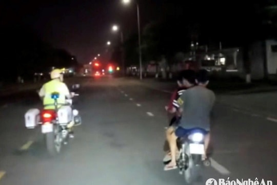 Xác minh 3 thanh niên 'kẹp ba', lạng lách, chống đối Cảnh sát giao thông