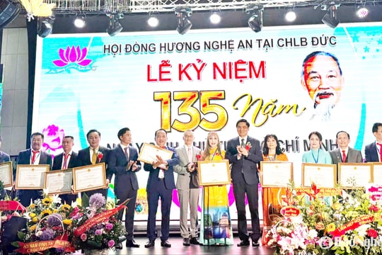 Hội đồng hương Nghệ An tại Đức kỷ niệm 135 năm ngày sinh của Chủ tịch Hồ Chí Minh