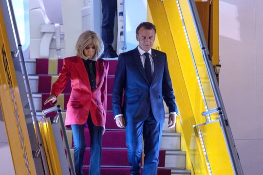 Tổng thống Pháp Macron và Phu nhân đến Hà Nội