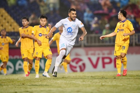 Hà Nội FC đua vô địch với Nam Định; Tiền đạo thay Nguyễn Xuân Son quá hay