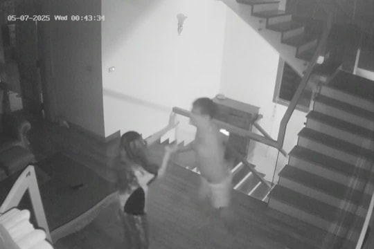 Phẫn nộ clip chồng hành hung vợ dã man giữa đêm khuya