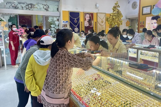 Giá vàng chiều nay 26/5/2025: Giá vàng trong nước và thế giới giảm mạnh, không còn giá cao vô lý như trước