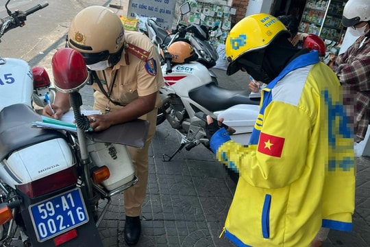 Đeo tai nghe để bản đồ chỉ đường khi lái xe máy có bị phạt?