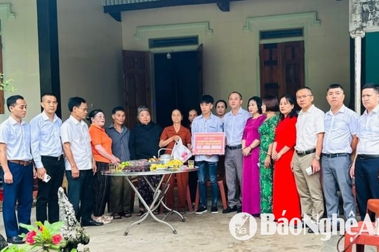 Trao gần 62 triệu đồng hỗ trợ gia đình có 3 người bị ung thư tại Quỳ Hợp