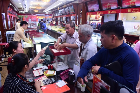 Giá vàng chiều nay 27/5/2025: Giá vàng trong nước và thế giới tiếp tục giảm rơi tự do khỏi mốc tâm lý quan trọng