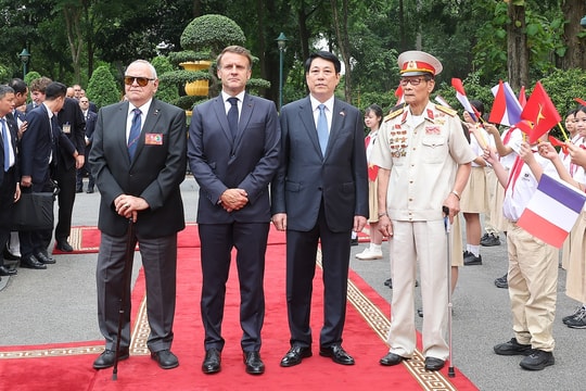 Hai cựu binh Việt - Pháp đặc biệt trong lễ đón Tổng thống Macron ở Phủ Chủ tịch