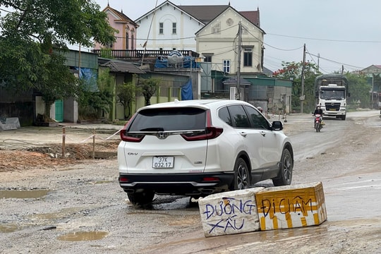 Ám ảnh những đoạn đường nham nhở trên Quốc lộ 7A