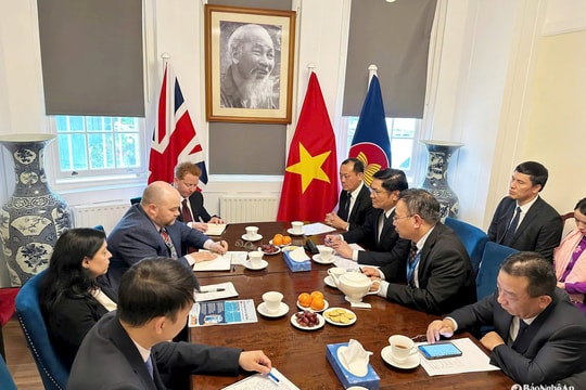 Đồng chí Hoàng Nghĩa Hiếu làm việc với Cục Hồi hương Bộ Nội vụ Anh