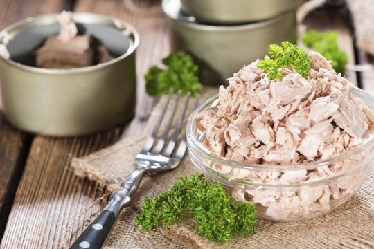 Xuất khẩu cá ngừ đóng hộp Việt Nam chạm đáy 2 năm: Vướng mắc từ quy định mới