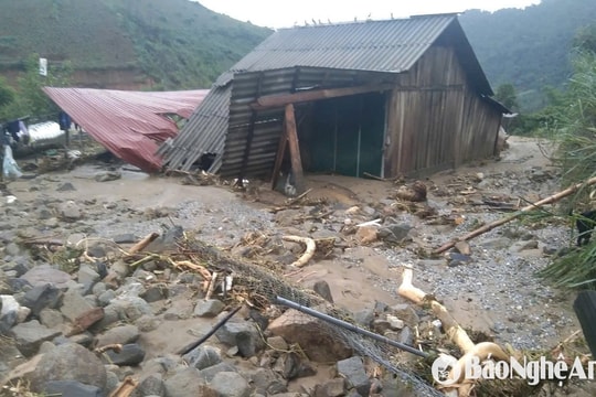 Lũ quét tràn về trong đêm, nhiều bản làng ở Quế Phong bị ảnh hưởng