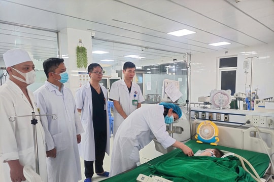 Trao quà cho trẻ em có hoàn cảnh khó khăn nhân Ngày Quốc tế Thiếu nhi 1/6