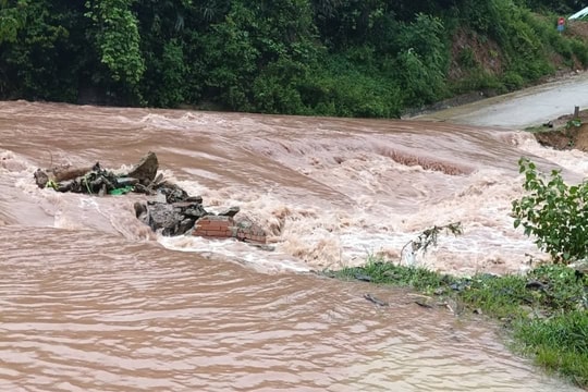 Nghệ An: Nam thanh niên bị lũ cuốn trong đêm